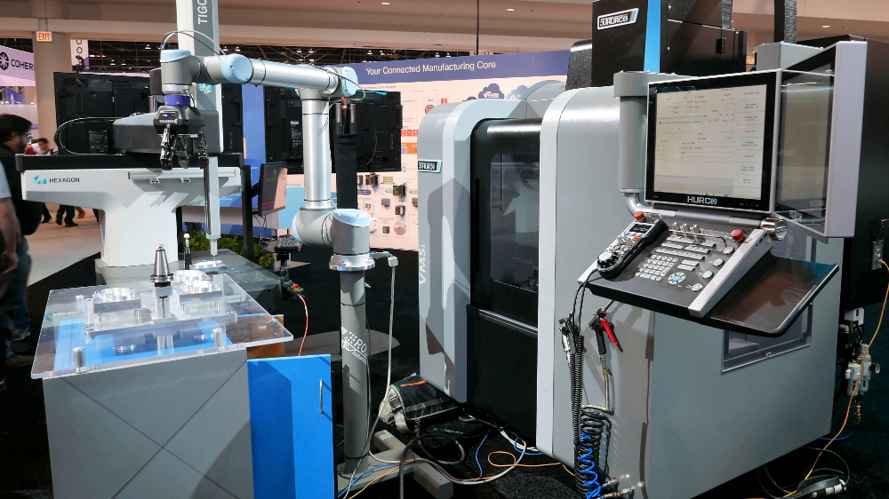 Tijdens IMTS 2018 demonstreerden een aantal partijen de toekomst van communicatie tussen CNC-machines en perifere apparatuur. Via MTConnect en een testversie van een opensourcerobotbesturingssysteem kan deze productiecel volledig autonoom produceren