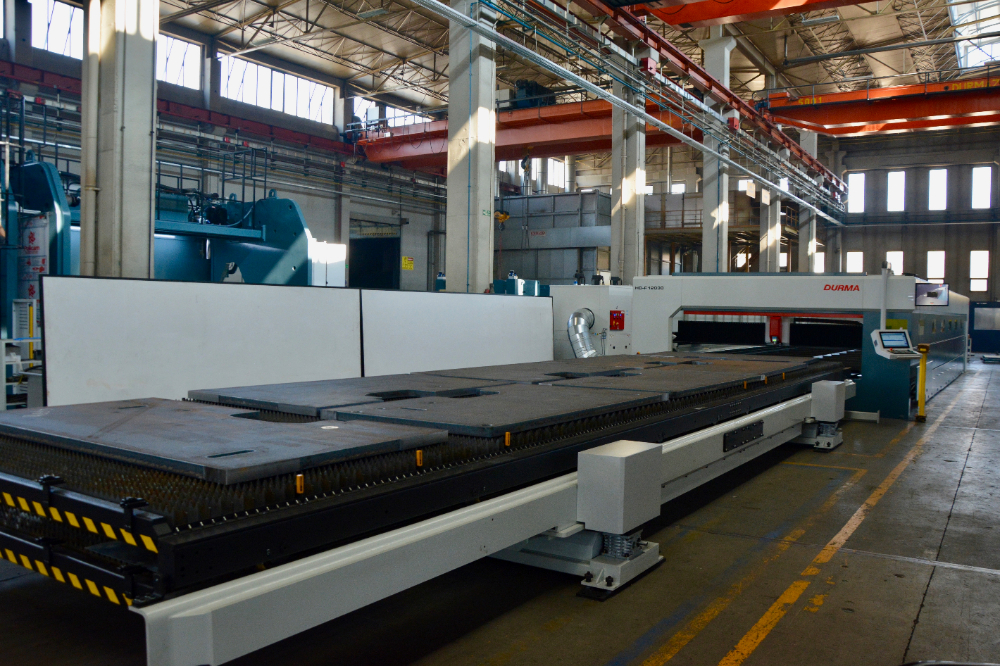 Deze fiberlasermachine van 12 bij 3 m stond bij ons bezoek klaar voor transport naar het VK