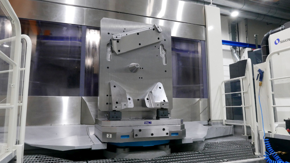 In de vliegtuigindustrie worden horizontale machines, zoals deze Makino, ingezet voor de zware verspaning. Bij die onderdelen waarbij er veel en diepe kamers worden gefreesd, is hun optimale spanenafvoer ideaal