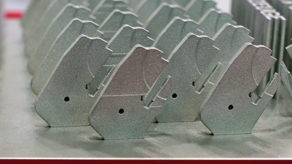 Om het koelsmeermiddel beter in het snijvlak te krijgen, stappen sommige gereedschapsfabrikanten over op het 3D-printen van de houders. Ze kunnen hierdoor beter de interne koelkanalen integreren
