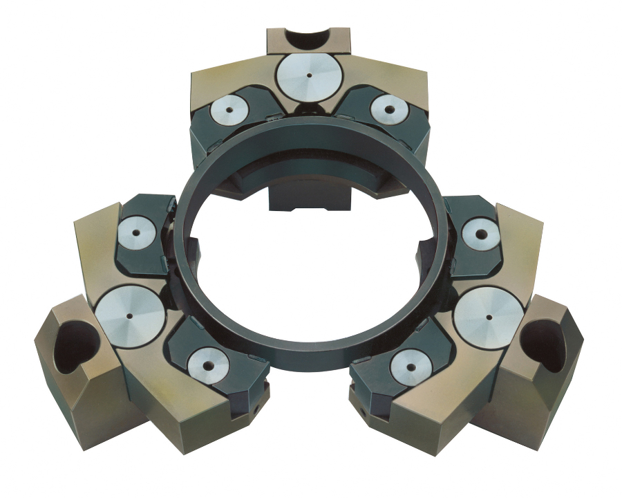 Schunk levert meerdere oplossingen om een CNC-draaimachine vervormingsvrij op te spannen, zoals deze hydraulische compensatieklemmen die de trillingen tijdens de bewerking dempen