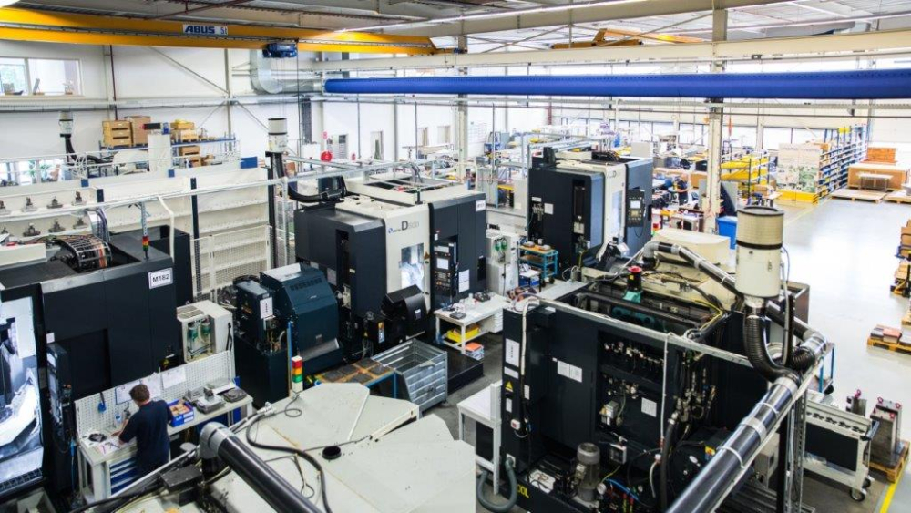Zicht op het moderne, deels al gerobotiseerde machinepark binnen Norma Hengelo