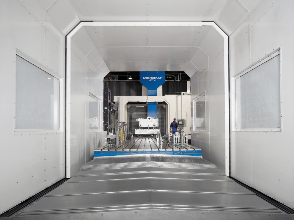 Mikromat V40 met geopende enorme bewerkingsruimte