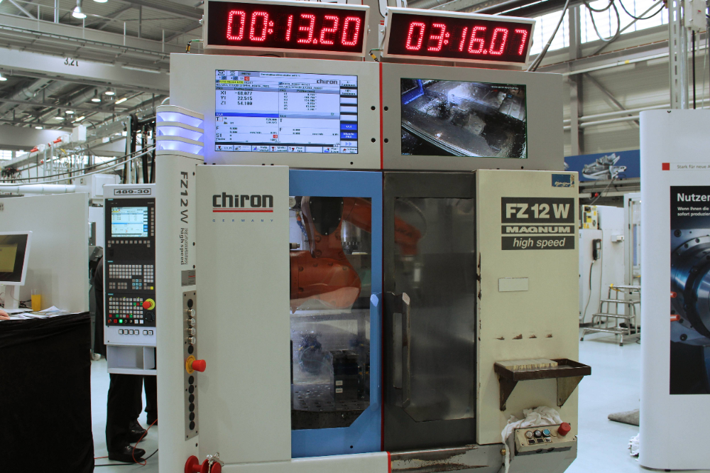 De retrofit van een Chiron FZ12 W. De tijdmeter bovenin toont in welke mate de nieuwe machine sneller is dan de oude