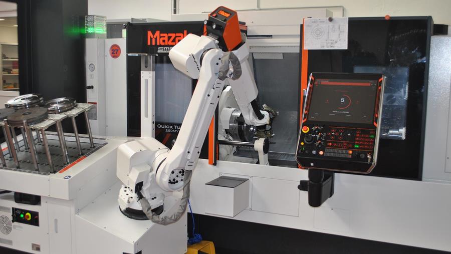 Een voorbeeld van nieuwe bewerkingsmogelijkheden is de MAZAK die is uitgerust met een Robojob-robot met dubbele grijper en uitgerust met een laad- en ontlaadtafel