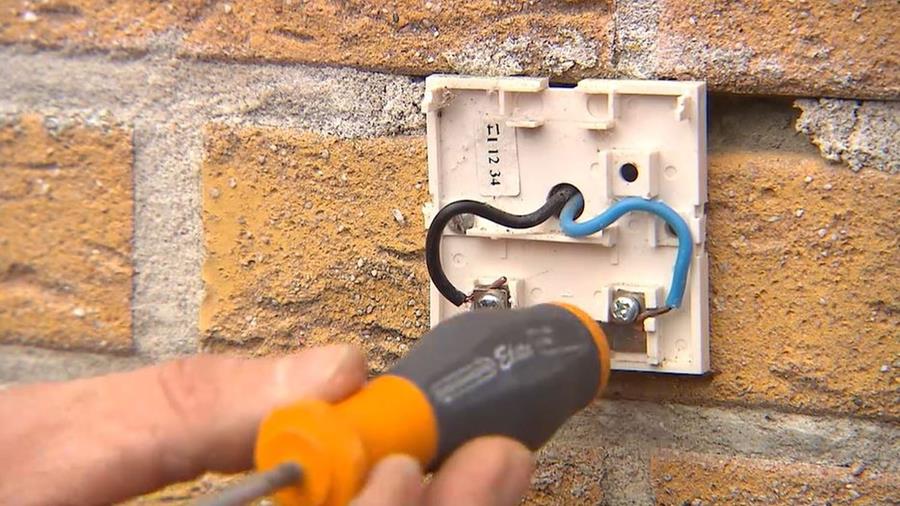 Comment installer une sonnette de porte?