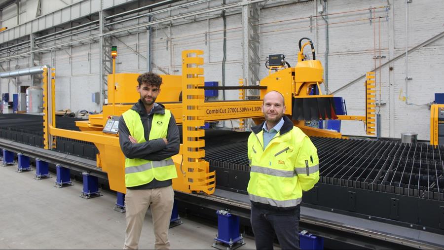 Une machine de découpe plasma pour un réparateur de bateaux