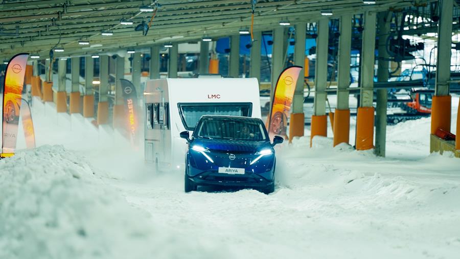 Le Nissan Ariya e-4ORCE conquiert la piste de ski intérieure du SnowWorld Landgraaf