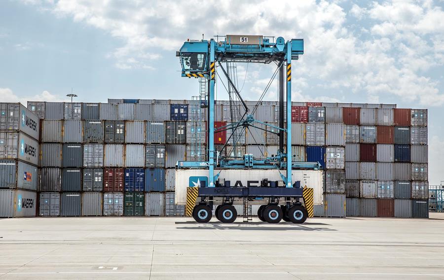 Vidange d'huile en hauteur chez APM Terminals Rotterdam