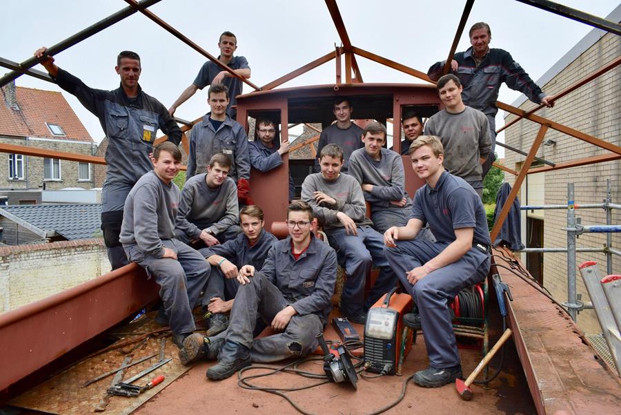 Leerlingen stellen 60 jaar oude sleepboot weer op punt