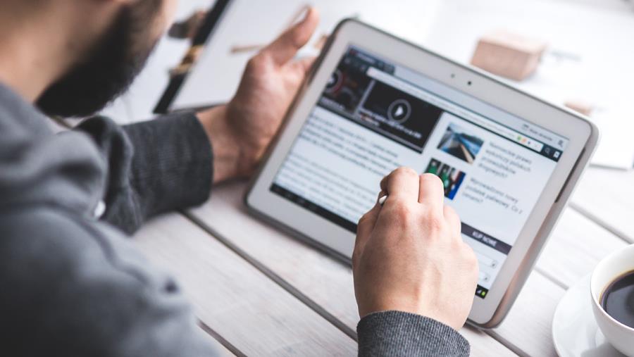 Belgen iets meer dan twee uur per dag online