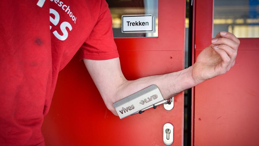 VIVES ontwerpt handenvrije deuropeners om virusverspreiding tegen te gaan